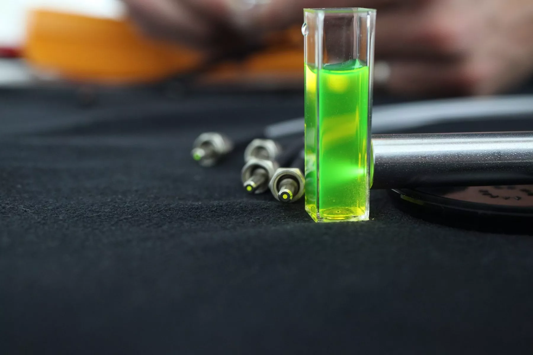 Développement des méthodes photoniques de détection de substances fluorescentes à l’état de traces